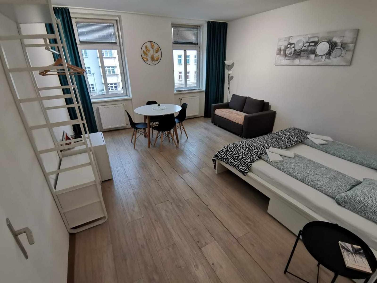 Metro 1 Min. Apartment